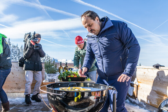 Starkoch Johann Lafer kontrolliert die Garstufe | © Planai / Klünsner